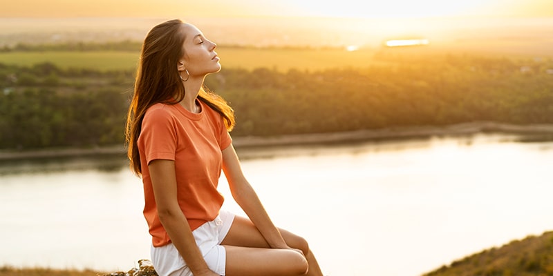 Mujer Meditando En La Manana Para Empezar El Dia Con Conciencia