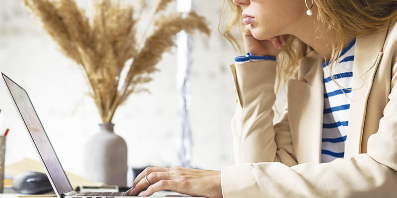 Mujer Planificando Estrategia Web En Escritorio