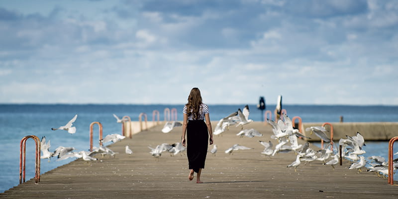 Mujer Caminando Por Un Muelle En Verano Con Libertad Tu Negocio Puede Sobrevivir Sin Ti