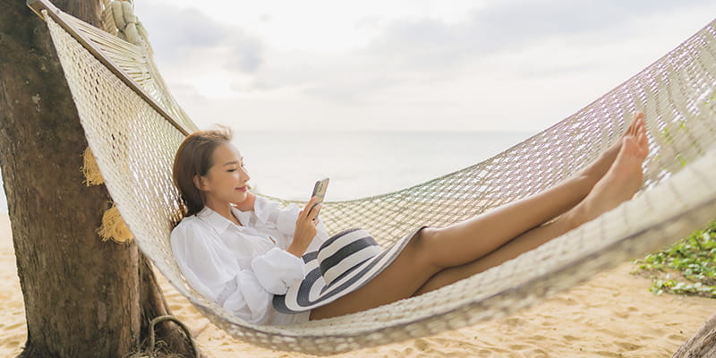Mujer Tumbada En Amaca En La Playa Leyendo De Relax Descansar Sin Descuidar Tu Negocio